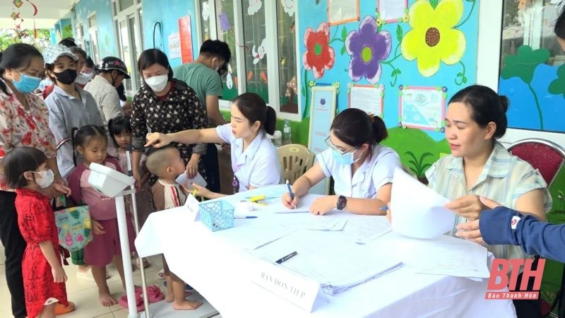 Bệnh viện Nhi Trung ương khám bệnh, tặng quà và phát thuốc miễn phí cho hơn 600 trẻ em huyện Vĩnh Lộc