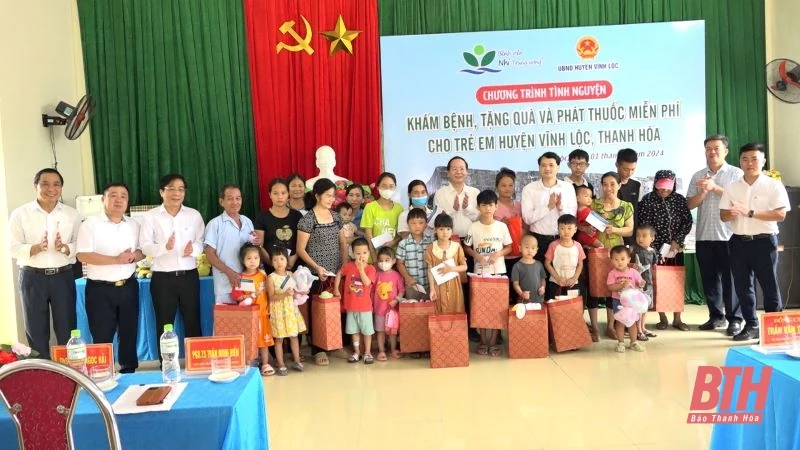 Bệnh viện Nhi Trung ương khám bệnh, tặng quà và phát thuốc miễn phí cho hơn 600 trẻ em huyện Vĩnh Lộc
