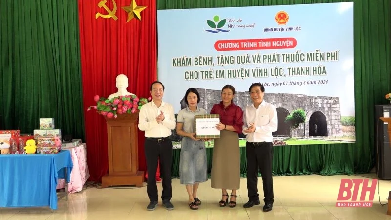 Bệnh viện Nhi Trung ương khám bệnh, tặng quà và phát thuốc miễn phí cho hơn 600 trẻ em huyện Vĩnh Lộc