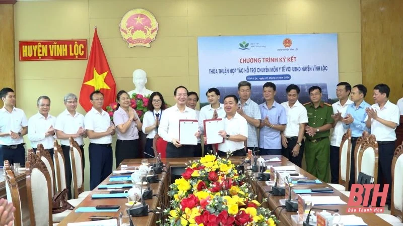 Bệnh viện Nhi Trung ương khám bệnh, tặng quà và phát thuốc miễn phí cho hơn 600 trẻ em huyện Vĩnh Lộc