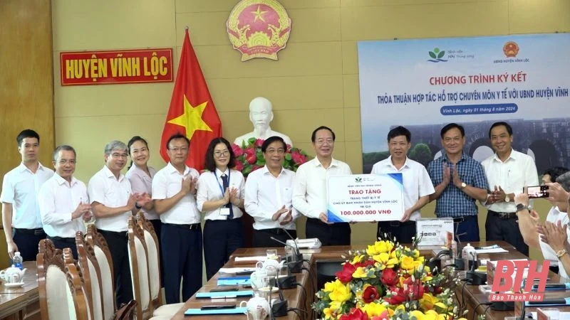 Bệnh viện Nhi Trung ương khám bệnh, tặng quà và phát thuốc miễn phí cho hơn 600 trẻ em huyện Vĩnh Lộc