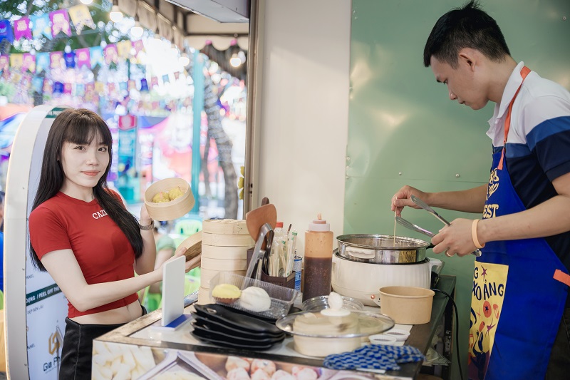 Từ “cơn sốt” Pop Mart đến loạt show diễn đa trải nghiệm hàng đêm... giới trẻ đến Đà Nẵng không chỉ để ngắm biển nữa rồi!