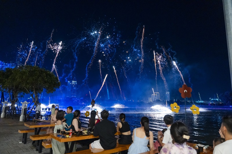 Từ “cơn sốt” Pop Mart đến loạt show diễn đa trải nghiệm hàng đêm... giới trẻ đến Đà Nẵng không chỉ để ngắm biển nữa rồi!