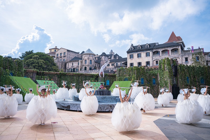 Show diễn luôn “kín chỗ” tại đỉnh Bà Nà hè này