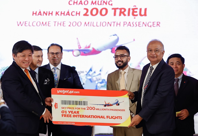 Vietjet chào đón hành khách thứ 200 triệu, công bố đường bay mới Ahmedabad - Đà Nẵng