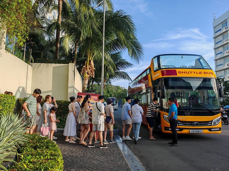 Du khách háo hức trải nghiệm xe bus 2 tầng lần đầu cập bến Phú Quốc