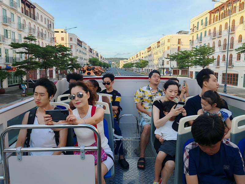 Du khách háo hức trải nghiệm xe bus 2 tầng lần đầu cập bến Phú Quốc