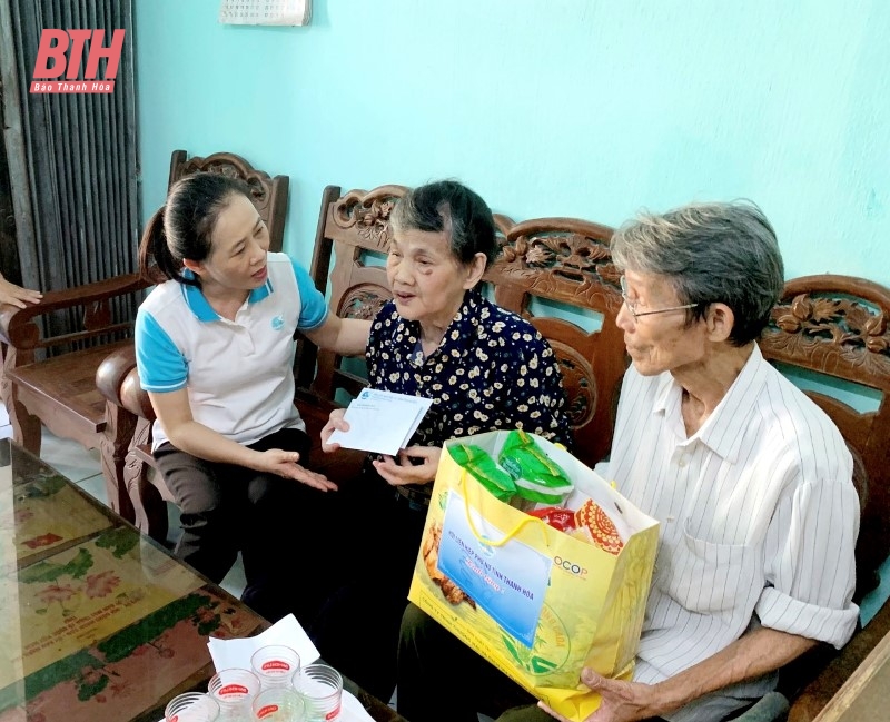 Lãnh đạo Hội LHPN tỉnh thăm, tặng quà nạn nhân chất độc da cam/dioxin