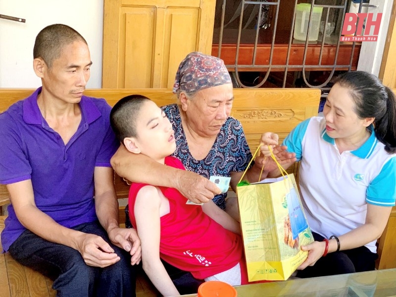 Lãnh đạo Hội LHPN tỉnh thăm, tặng quà nạn nhân chất độc da cam/dioxin