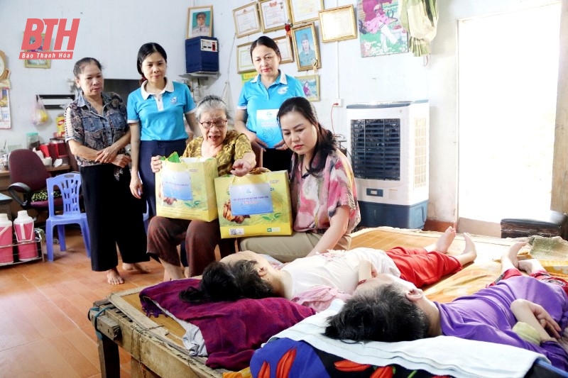 Lãnh đạo Hội LHPN tỉnh thăm, tặng quà nạn nhân chất độc da cam/dioxin