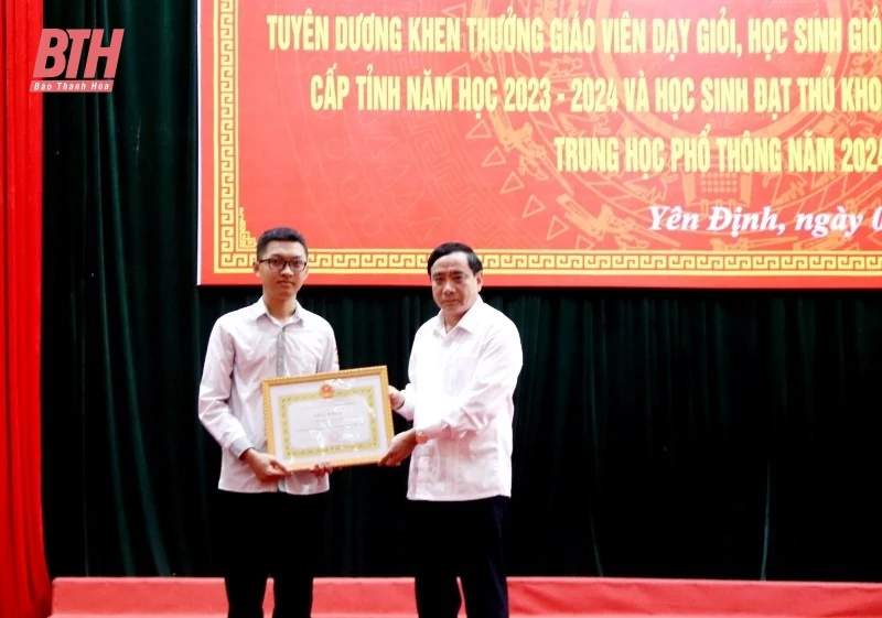 Yên Định: Tuyên dương, khen thưởng 208 giáo viên và m m88 có thành tích cao trong các kỳ thi năm 2024 