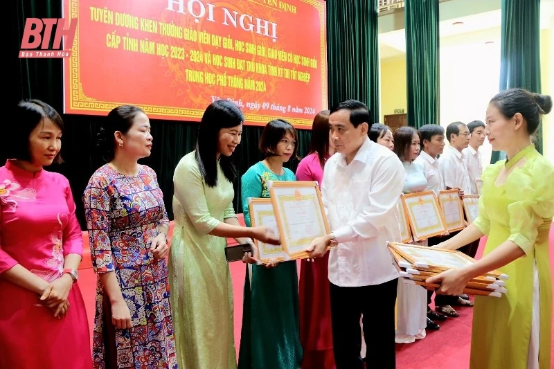 Yên Định: Tuyên dương, khen thưởng 208 giáo viên và m m88 có thành tích cao trong các kỳ thi năm 2024 
