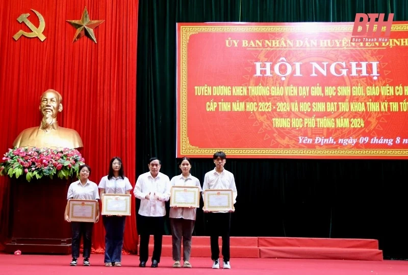 Yên Định: Tuyên dương, khen thưởng 208 giáo viên và m m88 có thành tích cao trong các kỳ thi năm 2024 