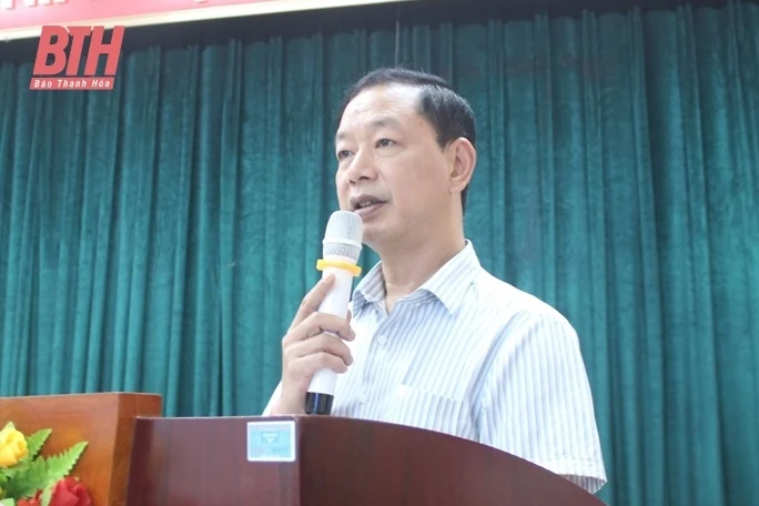 Trao tặng tủ sách và thiết bị cho các trường học vùng đặc biệt khó khăn