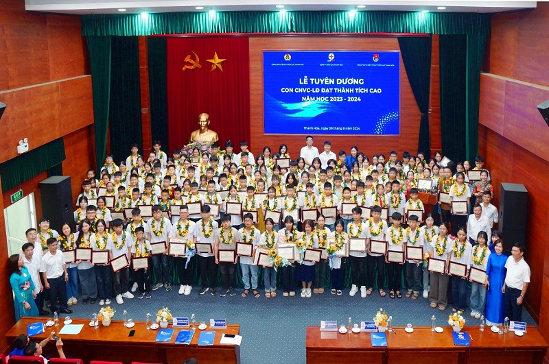 Công ty Điện lực Thanh Hóa tuyên dương con CBCNV đạt thành tích cao trong năm học 2023 - 2024