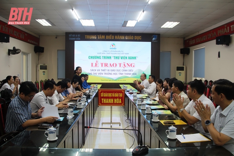 Trao tặng tủ sách và thiết bị cho các trường học vùng đặc biệt khó khăn