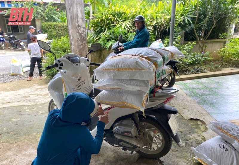 Bàn giao con giống và vật tư chăn nuôi vịt bầu cho người dân xã Trí Nang