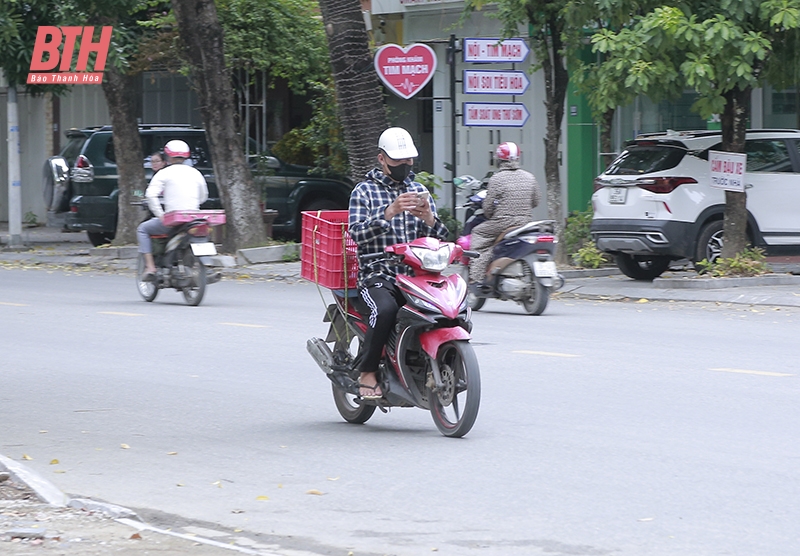 Nguy cơ mất an toàn giao thông từ những “shipper”