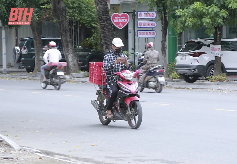 Nguy cơ mất an toàn giao thông từ những “shipper”