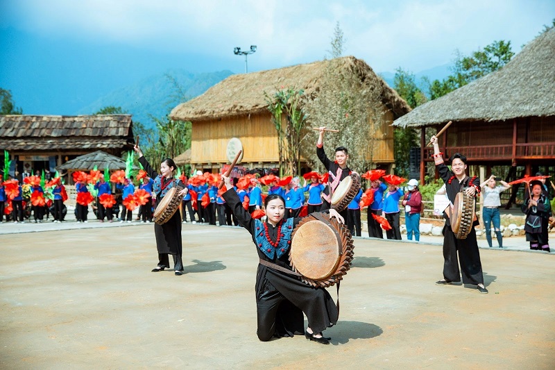 Đến bản Mây trải nghiệm văn hóa Tây Bắc đặc sắc như trong phim “Đi giữa trời rực rỡ”