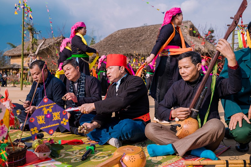 Đến bản Mây trải nghiệm văn hóa Tây Bắc đặc sắc như trong phim “Đi giữa trời rực rỡ”