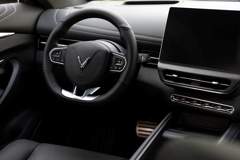 Chủ xe VinFast VF 7: “Mua xe tháng này tôi tiết kiệm được cả trăm triệu đồng”