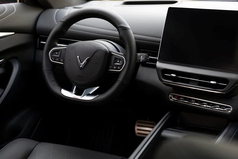 Chủ xe VinFast VF 7: “Mua xe tháng này tôi tiết kiệm được cả trăm triệu đồng”