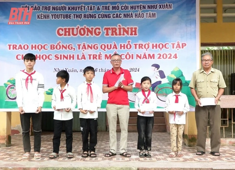 Như Xuân: Trao học bổng, tặng quà hỗ trợ học tập cho 28 học sinh là trẻ mồ côi
