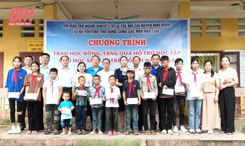 Như Xuân: Trao học bổng, tặng quà hỗ trợ học tập cho 28 học sinh là trẻ mồ côi
