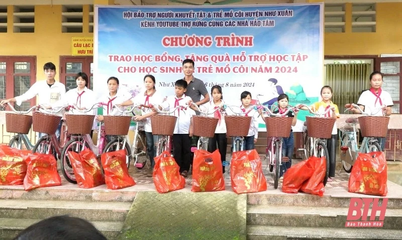 Như Xuân: Trao học bổng, tặng quà hỗ trợ học tập cho 28 học sinh là trẻ mồ côi
