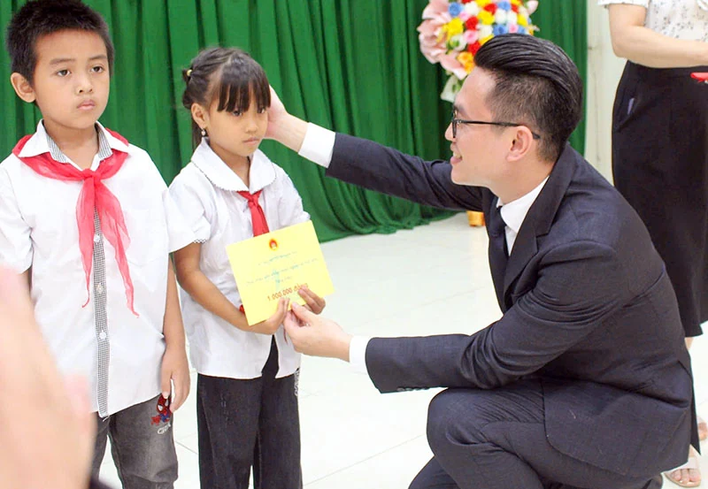 Trao học bổng cho trẻ em có hoàn cảnh đặc biệt khó khăn