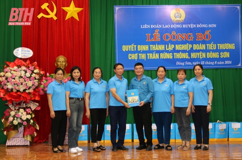 Công bố quyết định thành lập nghiệp đoàn tiểu thương chợ thị trấn Rừng Thông
