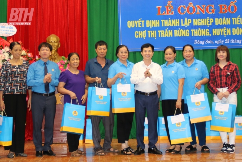 Công bố quyết định thành lập nghiệp đoàn tiểu thương chợ thị trấn Rừng Thông
