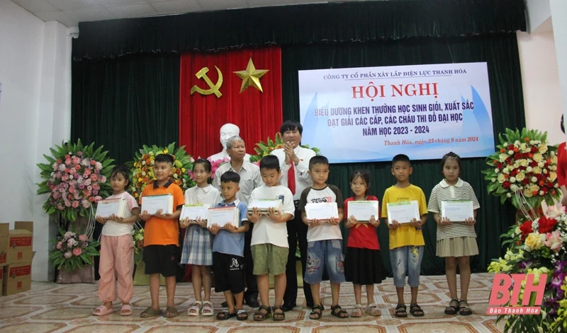 Công ty Cổ phần xây lắp Điện lực nhà cái m88 trao quà khuyến học