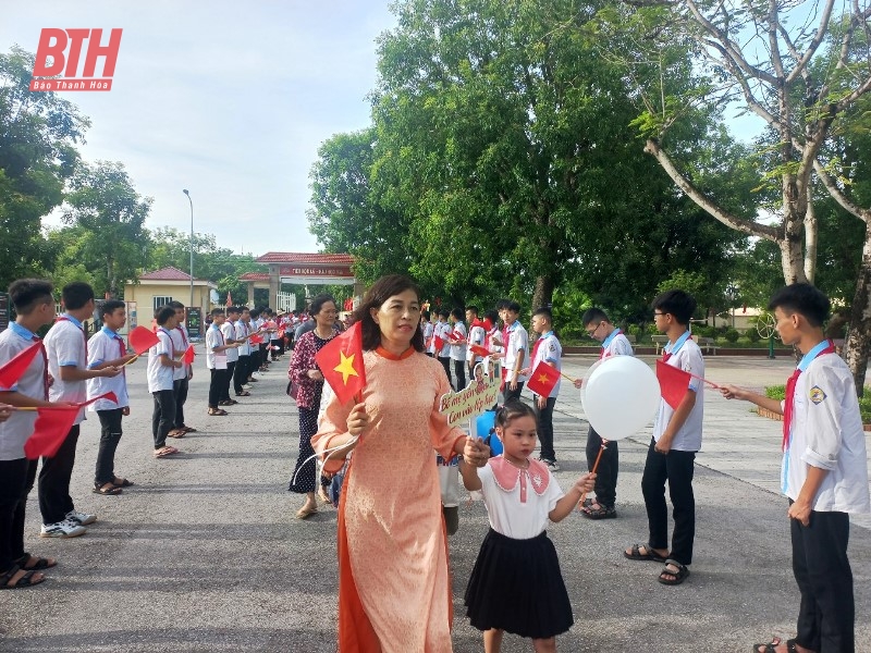 Học sinh lớp 1 náo nức tựu trường
