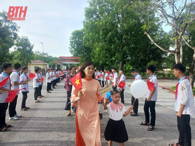 Học sinh lớp 1 náo nức tựu trường
