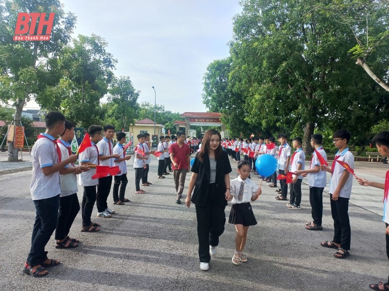 Học sinh lớp 1 náo nức tựu trường