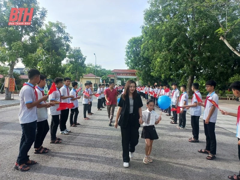 Học sinh lớp 1 náo nức tựu trường