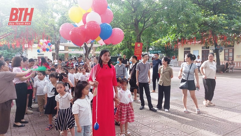 Học sinh lớp 1 náo nức tựu trường