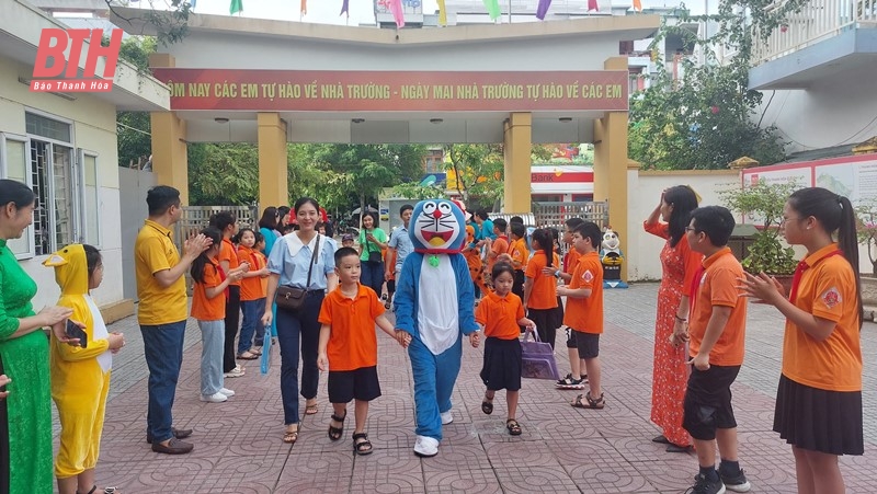 Học sinh lớp 1 náo nức tựu trường