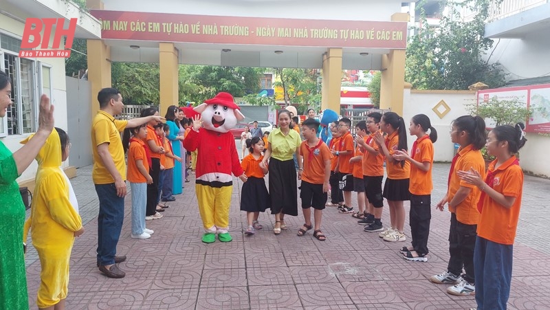 Học sinh lớp 1 náo nức tựu trường