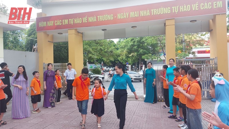 Học sinh lớp 1 náo nức tựu trường