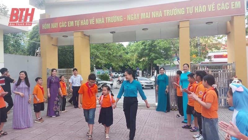 Học sinh lớp 1 náo nức tựu trường