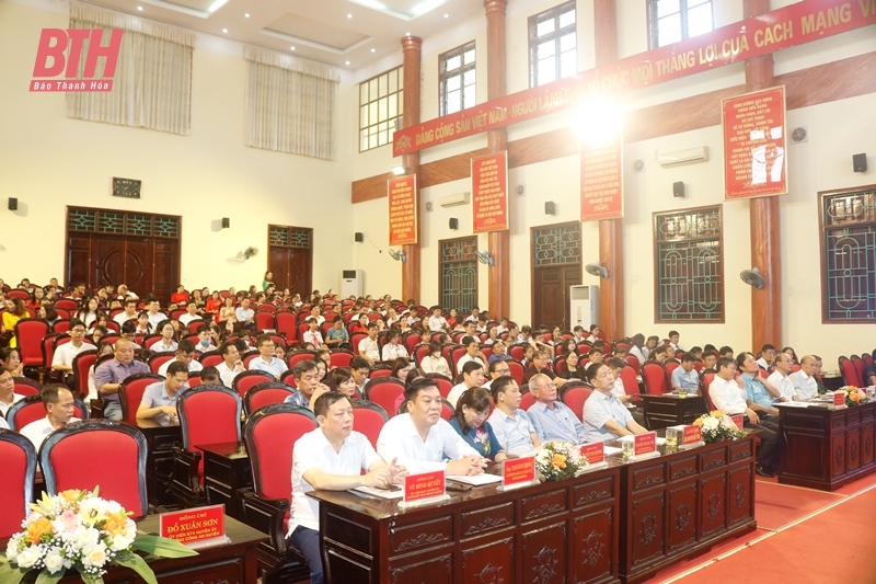 Hà Trung khen thưởng, biểu dương giáo viên, học sinh đạt thành tích trong năm học 2023-2024