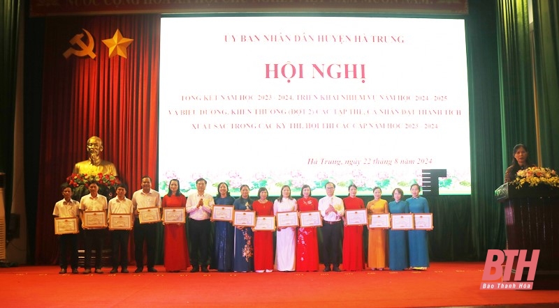 Hà Trung khen thưởng, biểu dương giáo viên, học sinh đạt thành tích trong năm học 2023-2024