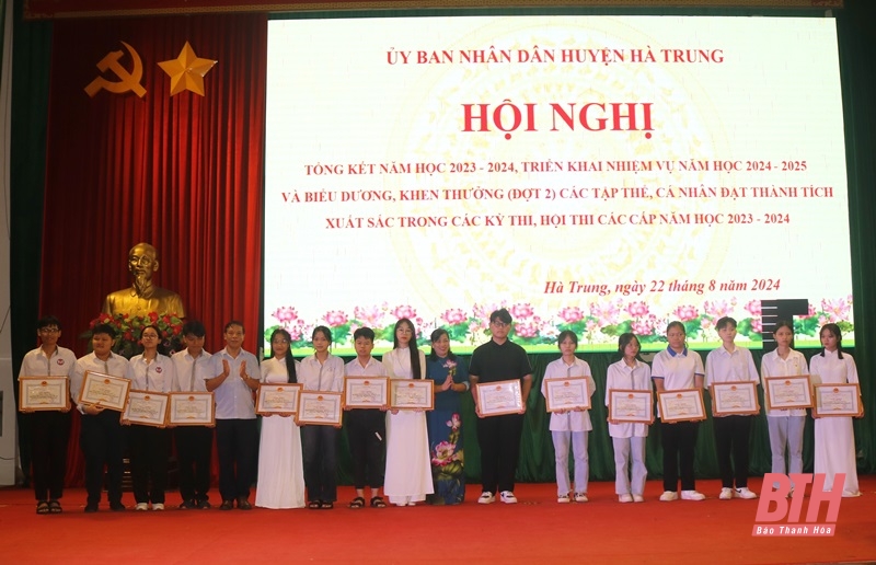 Hà Trung khen thưởng, biểu dương giáo viên, học sinh đạt thành tích trong năm học 2023-2024
