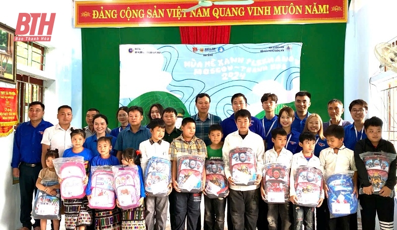 Những chiến sỹ quân hàm xanh đồng hành với học sinh vùng biên bước vào năm học mới