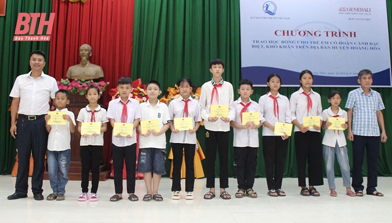 Trao học bổng cho trẻ em có hoàn cảnh đặc biệt khó khăn