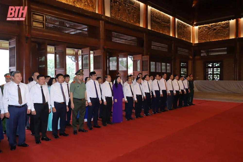 Đoàn đại biểu tỉnh Thanh Hóa dâng hương tưởng niệm Chủ tịch Hồ Chí Minh, Mẹ Việt Nam Anh hùng và các Anh hùng liệt sĩ nhân dịp Quốc khánh nước CHXHCN Việt Nam