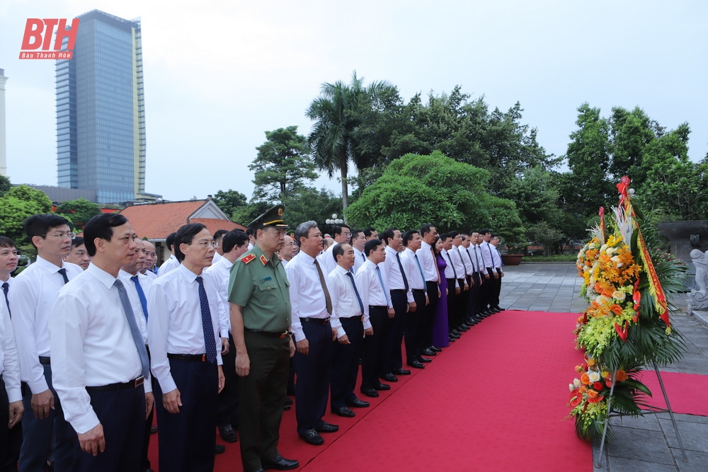 Đoàn đại biểu tỉnh Thanh Hóa dâng hương tưởng niệm Chủ tịch Hồ Chí Minh, Mẹ Việt Nam Anh hùng và các Anh hùng liệt sĩ nhân dịp Quốc khánh nước CHXHCN Việt Nam